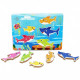 PUZZLE MUSICALE PINKFONG BABY SHARK IN LEGNO 29X22CM RIPRODUCE LA CANZONCINA DOO DOO CON 5 FIGURE A INCASTRO